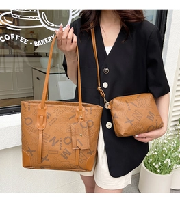Ensemble de 3 sacs cabas rétro marrons avec imprimé logo incluant une bandoulière chic