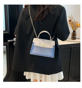 Sac à main bleu transparent avec poignée en cuir blanc et chaîne dorée élégante