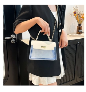 Détail du sac en gelée transparent à motif matelassé avec rabat en cuir et fermoir doré