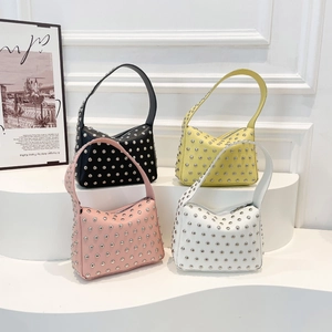 Borse tote vintage con borchie in quattro colori e pelle dal design essenziale