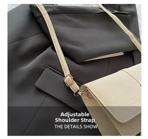 Détail du sac à main beige tissé avec bandoulière réglable et ferrures dorées