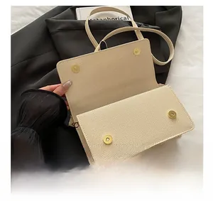 Détails du sac bandoulière beige avec double fermoir magnétique et texture en cuir grainé