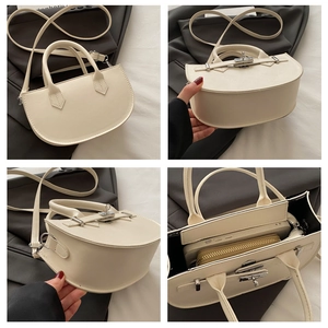 Détails du sac à main blanc en demi-lune avec fermoir argenté et bandoulière réglable