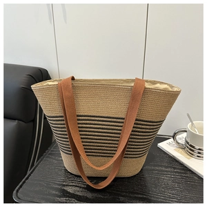 Détail d'un sac cabas tissé en corde de coton avec rayures et anses en toile