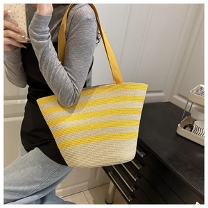 Sac fourre-tout en paille tissée à rayures jaunes et crème avec bandoulière en toile