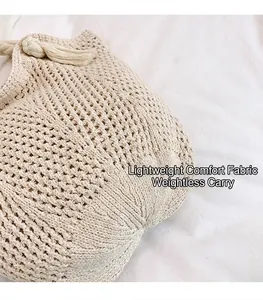Gedetailleerde close-up van crèmekleurige katoenen tas met golftextuur en knoopwerk