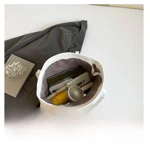 Détail intérieur du grand sac cabas tissé montrant sa grande capacité pour le quotidien