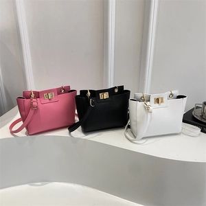 Trois sacs à bandoulière en cuir texturé minimalistes avec fermoirs dorés en divers coloris