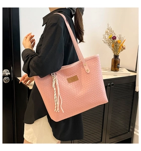 Sac fourre-tout tissé rose avec logo marron et breloque en corde pour le bureau chic