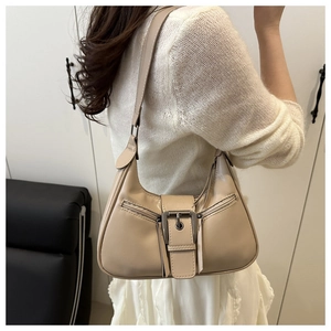 Dettaglio della borsa hobo vintage beige con fibbie argentate e doppia cerniera