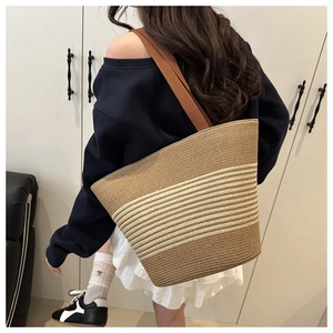Détail du sac cabas tissé à la main avec rayures contrastées et larges anses