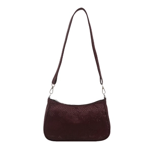 Sac sous le bras bordeaux effet serpent avec détails argentés et fermeture éclair sur blanc
