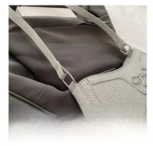 Détail du sac argenté brillant montrant la boucle métallique et le décor de nœud