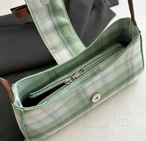 Detailansicht der grün-weiß karierten Stofftasche mit Reißverschluss und Magnetverschluss