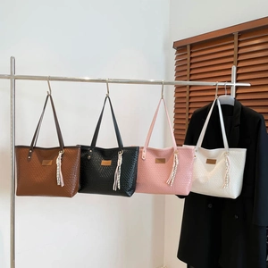 Sacs cabas matelassés en quatre couleurs avec texture tisée et breloques à glands