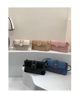 Cinque borse a tracolla vintage francesi in vari colori su un supporto da esposizione