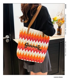 Detail der gewebten Tasche mit Wellenmuster, Summer-Stickerei und Lederriemen