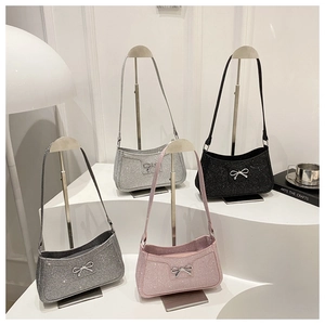 Détail des sacs hobo à paillettes en quatre couleurs avec nœuds en diamants étincelants