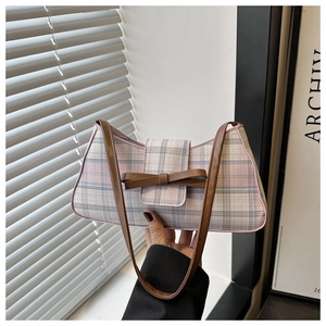 Detail der gewebten Karo-Schultertasche mit rosa-blauen Streifen und dekorativer Schleife