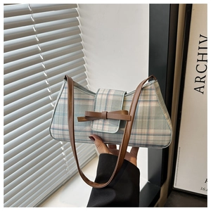Detailansicht der Karo-Canvas-Tasche mit Lederschleife und feiner Materialstruktur