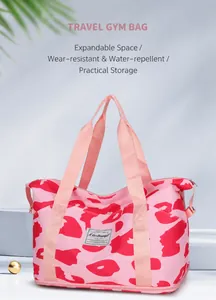 Detalle de bolsa de deporte con espacio expandible y tejido rosa resistente al agua