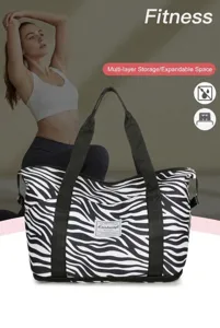 Vista detallada del bolso fitness de cebra con almacenamiento multicapa y textura de tela