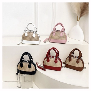 Détails de mini sacs coquillages tissés en cinq couleurs avec bandoulières en chaîne