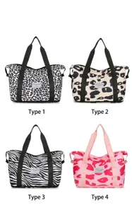 Selección de cuatro bolsos de viaje con estampados de leopardo, cebra y abstractos