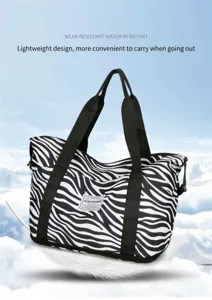Detalle del bolso tote de cebra que muestra el tejido ligero, impermeable y resistente