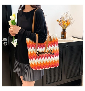 Detalle de bolso tote tejido con patrones de zigzag y bordado de Summer