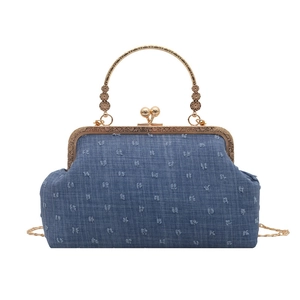 Sac coquillage en denim bleu rétro à pois blancs avec cadre et fermoir en métal doré