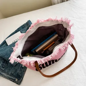 Draufsicht auf den geräumigen Innenraum der Strandtasche mit Fransen und Sommer-Schriftzug