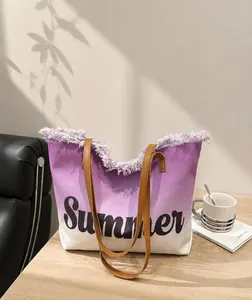 Detalle del bolso tote de lona degradado púrpura con bordado Summer y bordes flecos