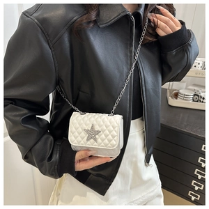 Détail du mini sac blanc avec boucle en étoile argentée et texture matelassée chic