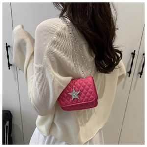 Détail du mini sac à chaîne matelassé rose vif avec décoration étoile brillante