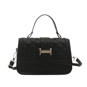 Sac à bandoulière matelassé noir avec boucle H argentée et poignée élégante en chaîne