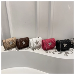 Détails de cinq mini sacs à bandoulière avec matelassage et étoile en strass