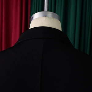 Detail van de achterkraag en stiksels van een professionele zwarte damesblazer