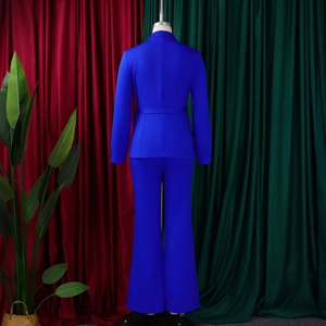 Detail van een koningsblauw pak met getailleerde blazer en broek met hoge taille