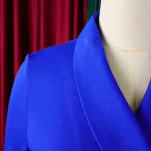 Detail van de donkerblauwe blazer met hoogwaardige twill-structuur en klassiek revers