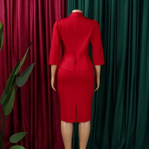 Detailansicht von rotem Peplum-Blazer und Bleistiftrock mit elegantem Gehschlitz hinten