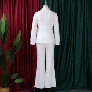 Detail van een wit tweedelig pak met riem en uitlopende broek voor damesmode