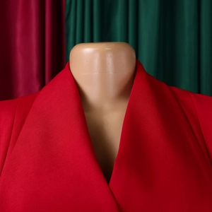 Detail eines roten Blazer-Kragens aus Twill-Gewebe auf einem Schaufensterpuppen
