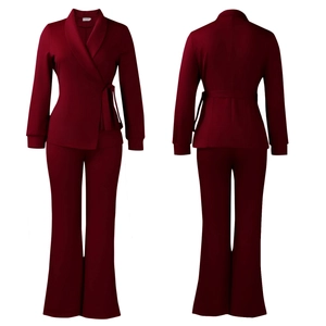 Voor- en achteraanzicht van de bordeauxrode blazer set met ceintuur en flared broek