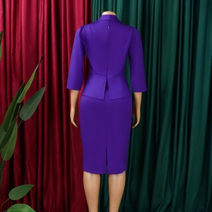 Rückansicht des violetten Business-Kostüms mit geschlitzter Jacke und Bleistiftrock