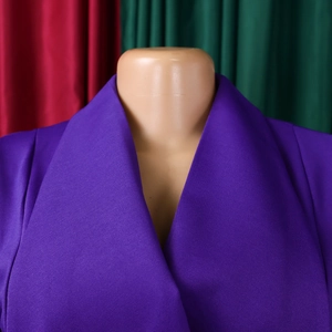Detail eines lila Kleides mit großem Revers und strukturierter Twill-Stoffoberfläche