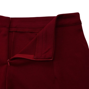 Detail van bordeauxrode broek met een naadloos passende onzichtbare ritssluiting