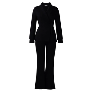 Detailoverzicht van zwart dames broekpak met sjaalkraag blazer en slanke pantalon