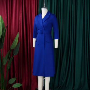 Detail van een donkerblauwe jurk met lange mouwen, reverskraag en bijpassende riem