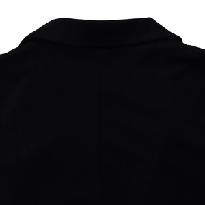 Detail van de achterkant van de kraag en stiksel op een zwarte zakelijke blazer